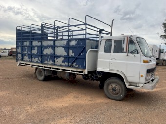 1985 Isuzu SBR Livestock Truck
