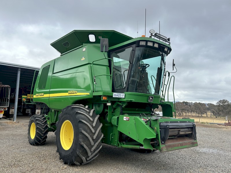 2000 John Deere 9650STS Header