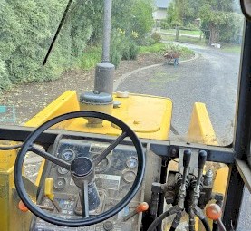 3380 Chamberlain tractor with front end loader