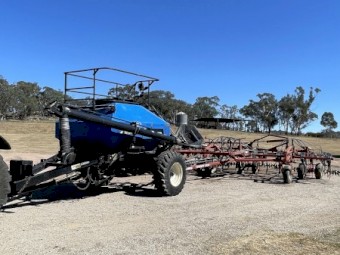 Morris Concept 2000 Bar with New Holland SC 180 Air Cart