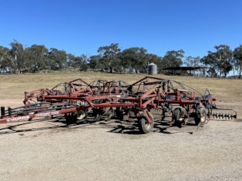 Morris Concept 2000 Bar with New Holland SC 180 Air Cart
