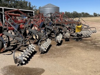 Morris Concept 2000 Bar with New Holland SC 180 Air Cart