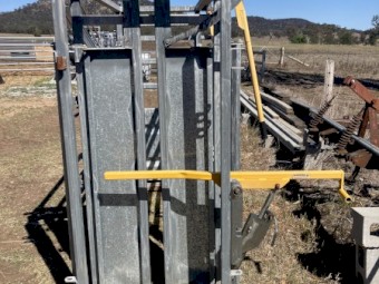 Hobby Master Cattle Crush