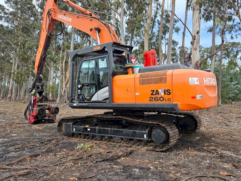 2017 Hitachi 260LC with Waratah 616C Header and controller