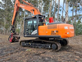2017 Hitachi 260LC with Waratah 616C Header and controller