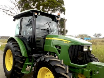 2018 John Deere 5105M PowrReverser 4WD 108hp Tractor