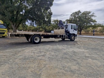 1999 Isuzu FVR 900 Tray with crane