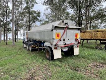 Enclosed semi tipping trailer