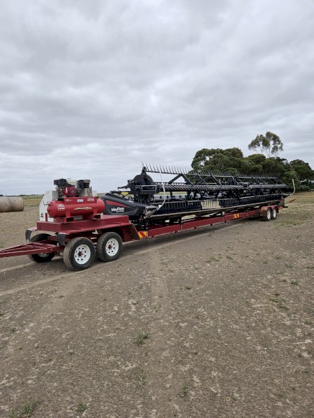 MacDon D65 Windrower front