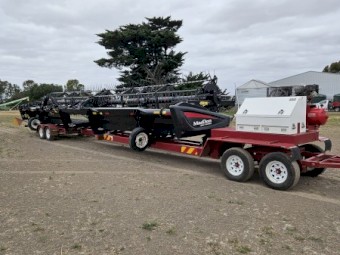 MacDon D65 Windrower front