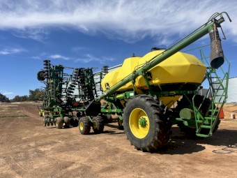 2004 John Deere 1910/1820 Complete Air Seeder.