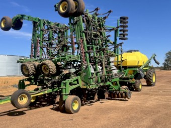 2004 John Deere 1910/1820 Complete Air Seeder.