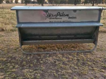 BROMAR & PILON GAL LICK SHEEP FEEDER