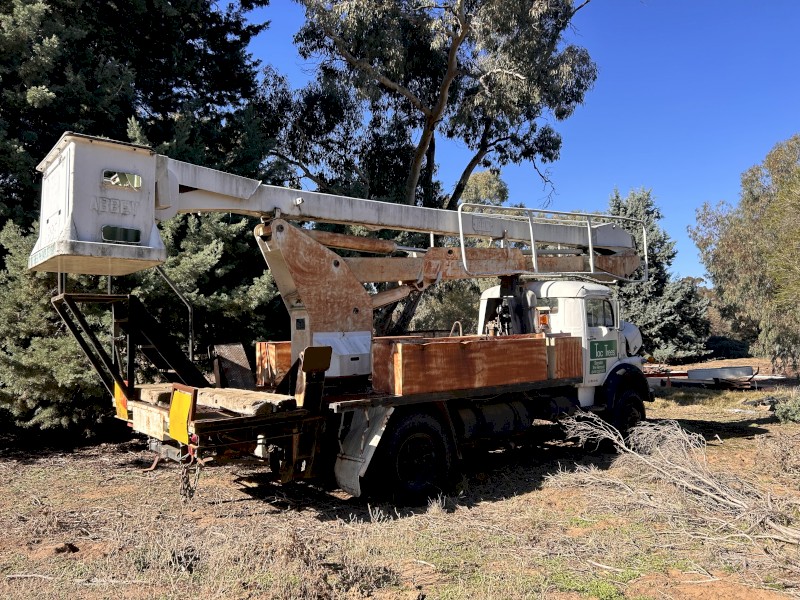 Mercedes Cherry Picker