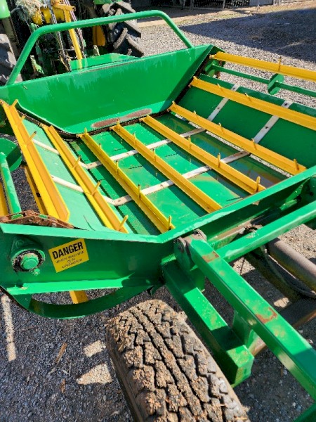 Round bale feedout wagon