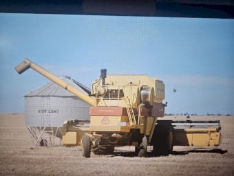 New Holland TR85 Header With 26ft Bat Reel Front - Make an offer