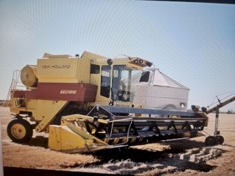 New Holland TR85 Header With 26ft Bat Reel Front - Make an offer