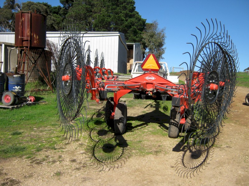 2019 Kuhn SR300 14 Wheel Hay Rake
