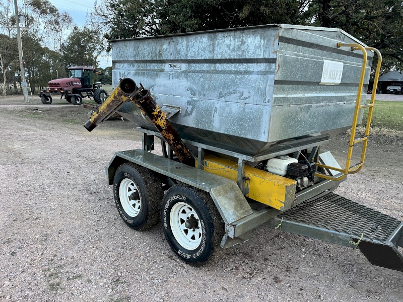 Yellow kelpie grain feeder