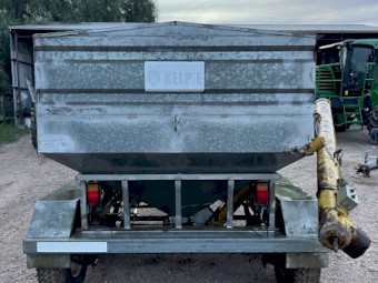 Yellow kelpie grain feeder