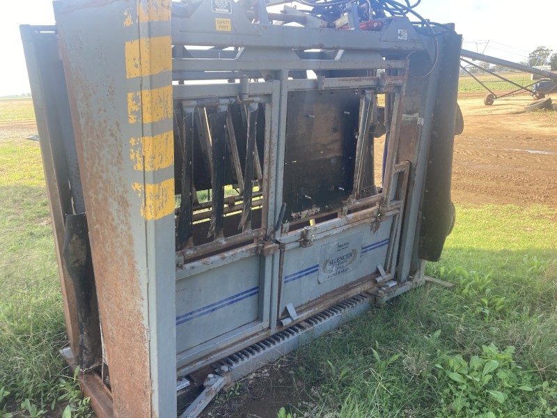 Silencer hydraulic cattle crush