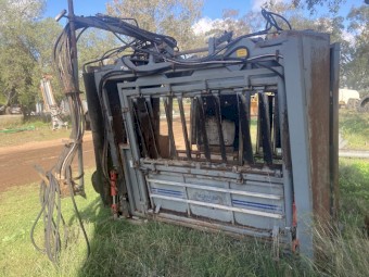 Silencer hydraulic cattle crush