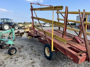 New Holland 1012 Hay Bale Wagon