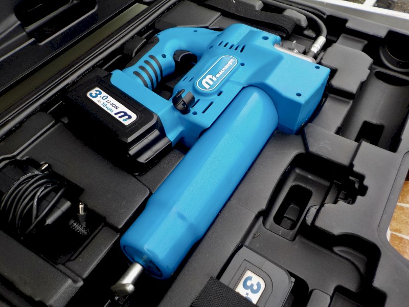 Near New Macnaught Powergun PG450 Grease Gun 18 Volt Li Ion battery Cordless Grease Gun