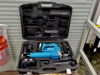 Near New Macnaught Powergun PG450 Grease Gun 18 Volt Li Ion battery Cordless Grease Gun