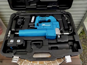 Near New Macnaught Powergun PG450 Grease Gun 18 Volt Li Ion battery Cordless Grease Gun