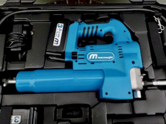 Near New Macnaught Powergun PG450 Grease Gun 18 Volt Li Ion battery Cordless Grease Gun