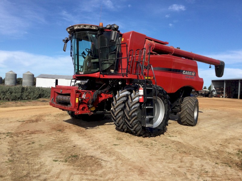 2016 Case IH 7140  Header  40' 2152 MacDon front and Leith Trailer