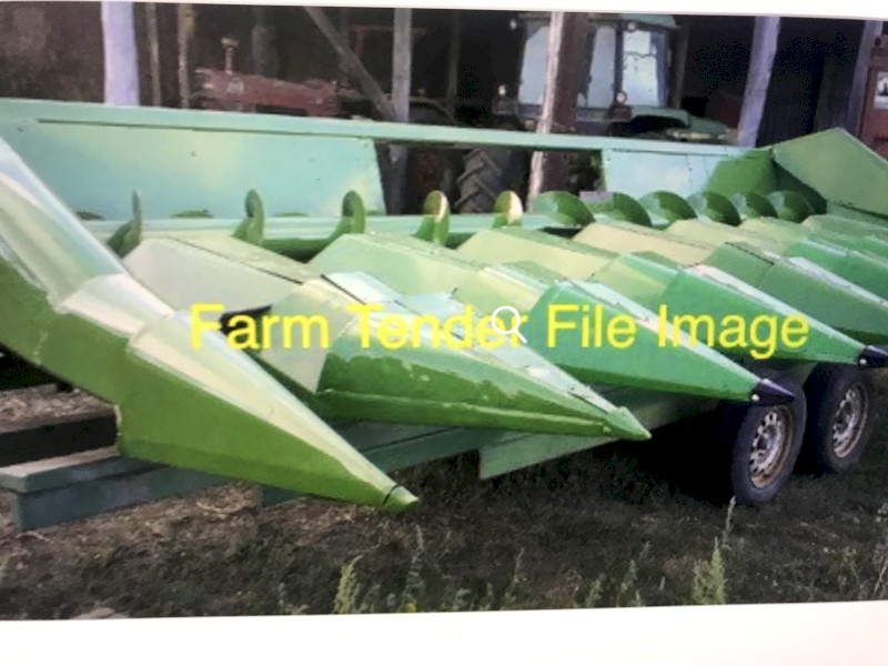 Claas 6 row corn front 36 inch spacing suits John Deere. Comes with trailer .