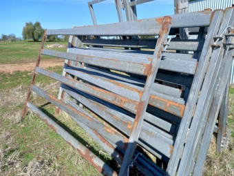 Cattle yard panels