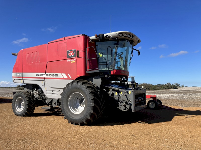 2013 Massey Ferguson 9560 Header and 40 foot 9255 Dynaflex AGCO Front (2015)