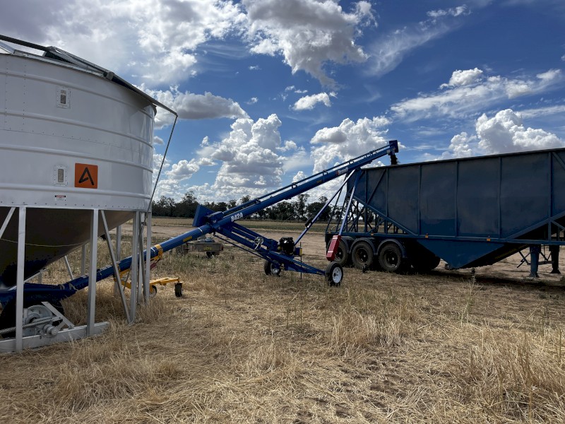 2022 Brandt 842 Auger with Jockey 3rd Wheel Attachment