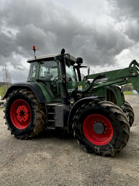 2009 Fendt 714 Vario Tractor with Loader