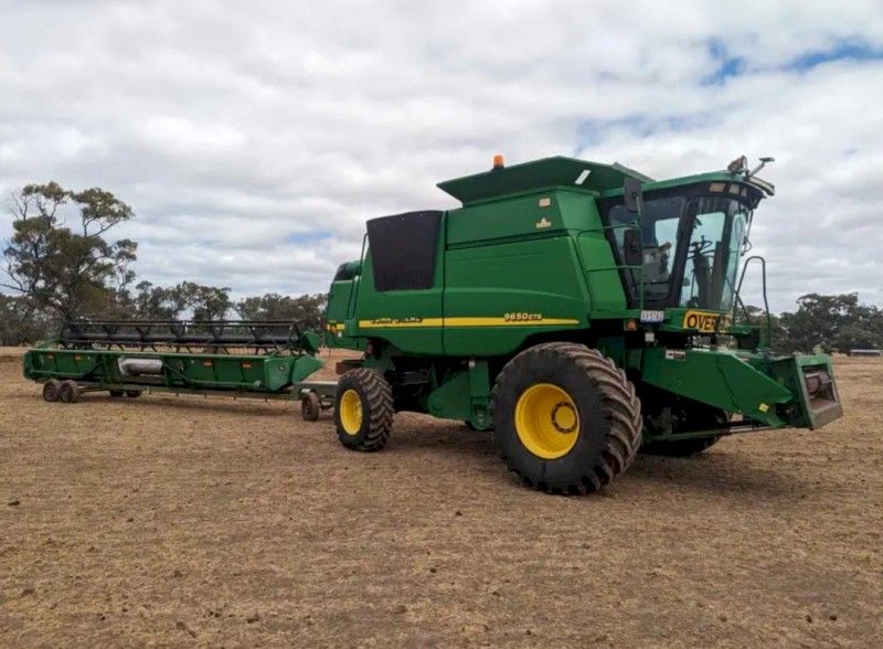 2002 John Deere 650 CTS & 930F Flex Front