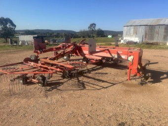 Kuhn Twin Rotor hay rake