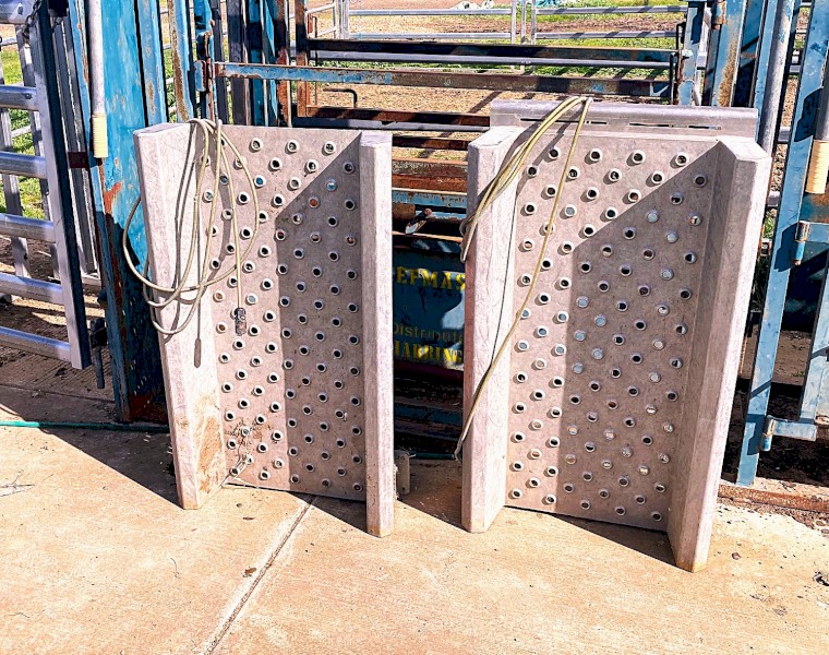 Gallagher Portable split weigh platform with load bars.