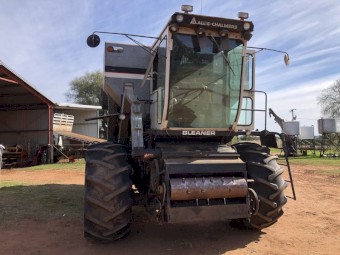1980 Gleaner L2 Header with 24ft Bat Reel