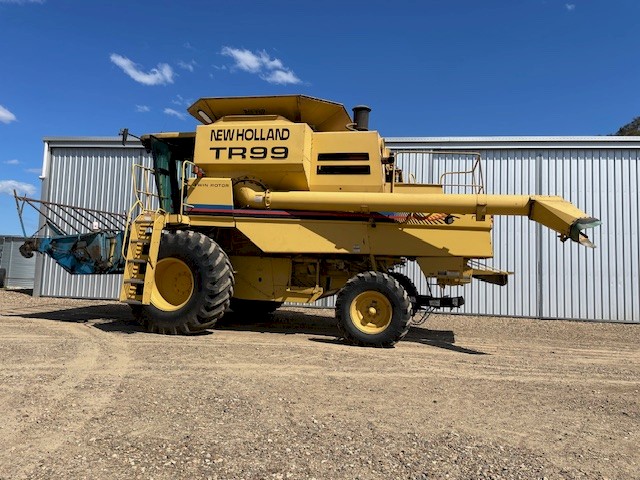New Holland TR99 Header, Front & Canola Pickup