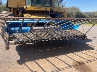 New Holland TR99 Header, Front & Canola Pickup