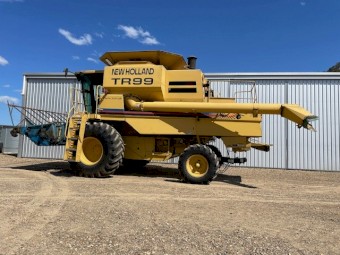 New Holland TR99 Header, Front & Canola Pickup
