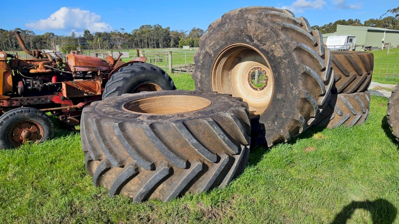 Tractor Wheels and Tyres 900 60R 42, 34" Rim