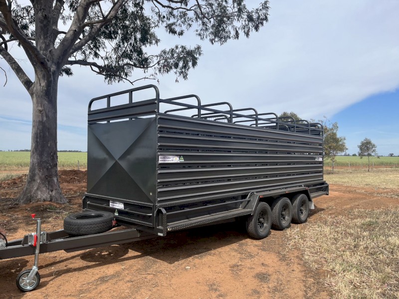 Trailers Star 20x6 Tri-axle Cattle trailer 4.5t Rated (Axle and Tyres rated at 6t) Double Centre Divider With Removable Cattle Cage