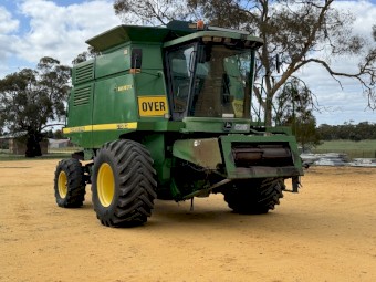 1998 John Deere CTS II Maximiser Header with 930F Front with Trailer