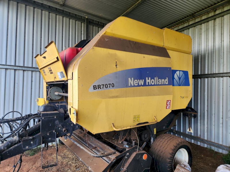 New Holland BR7070 Round Baler