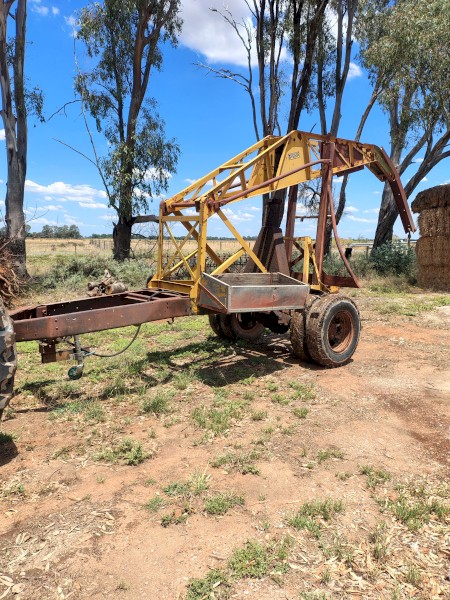 Tow behind crane 