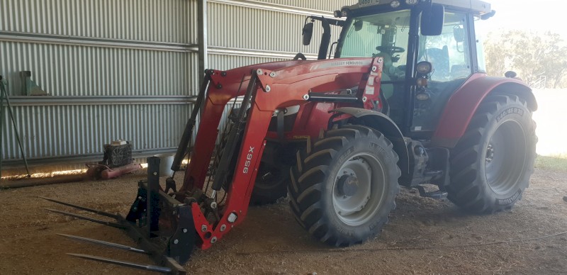 2017 Massey Ferguson 5712SL Tractor